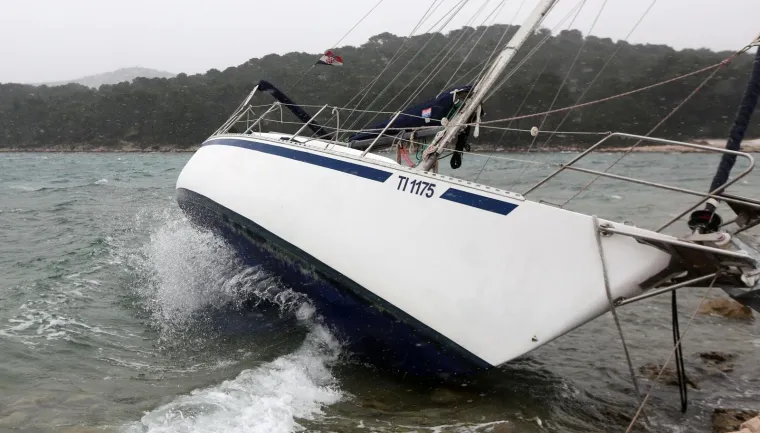 Olujna bura na Murteru učinila svoje: jedrilica kod Betine se nasukala