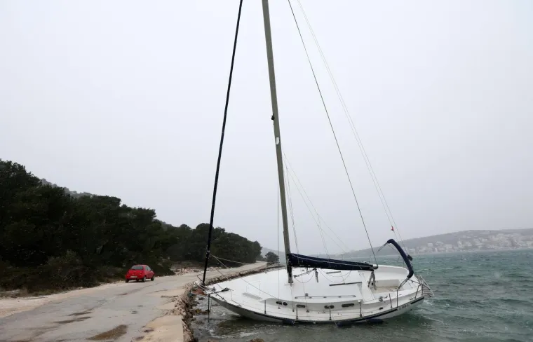 Olujna bura na Murteru učinila svoje: jedrilica kod Betine se nasukala