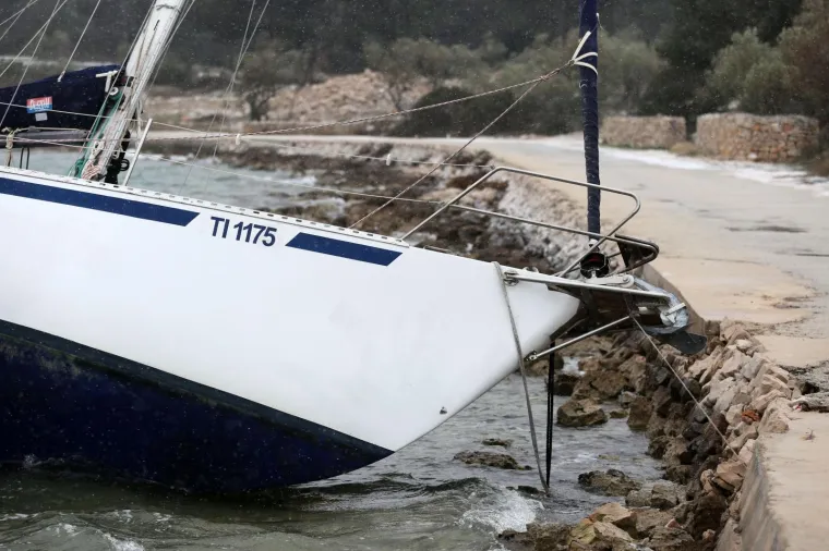 Olujna bura na Murteru učinila svoje: jedrilica kod Betine se nasukala