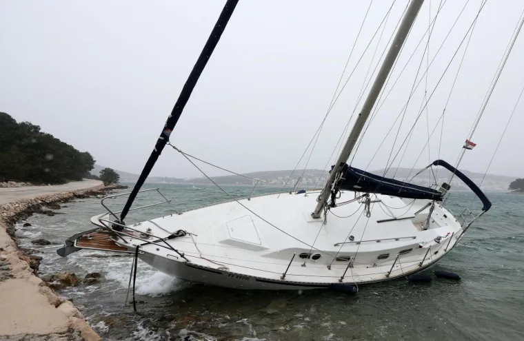 Olujna bura na Murteru učinila svoje: jedrilica kod Betine se nasukala