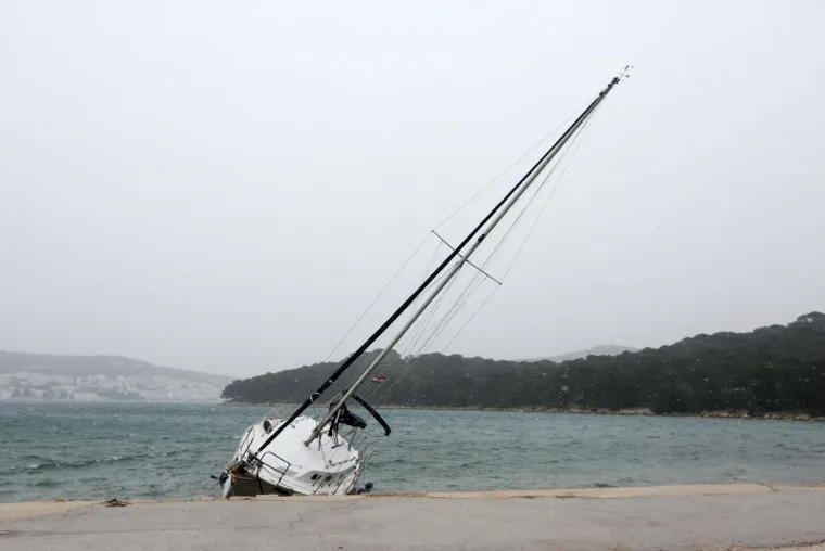 Olujna bura na Murteru učinila svoje: jedrilica kod Betine se nasukala