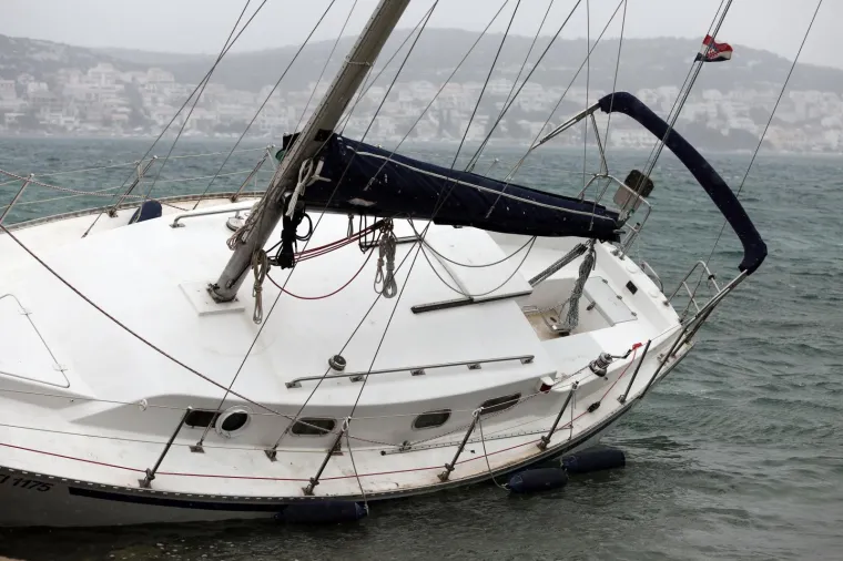 Olujna bura na Murteru učinila svoje: jedrilica kod Betine se nasukala
