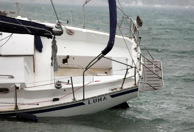 Olujna bura na Murteru učinila svoje: jedrilica kod Betine se nasukala