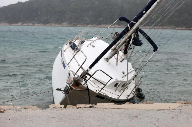 Olujna bura na Murteru učinila svoje: jedrilica kod Betine se nasukala