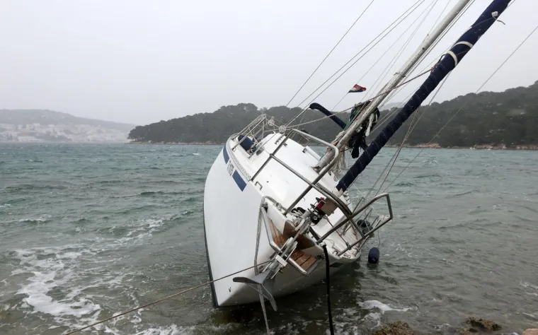 Olujna bura na Murteru učinila svoje: jedrilica kod Betine se nasukala