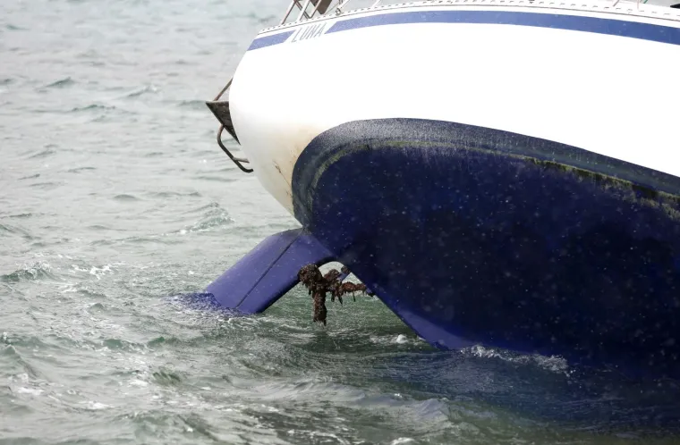 Olujna bura na Murteru učinila svoje: jedrilica kod Betine se nasukala
