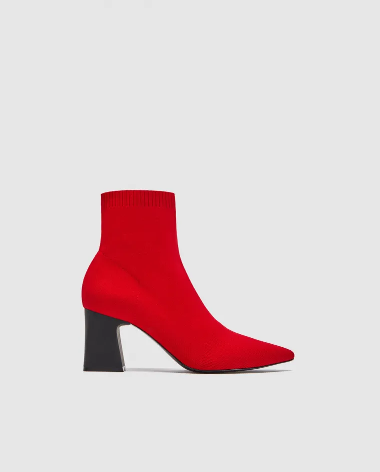 Rastezljive crvene čizmice do gležnja, Zara, 399,90 kuna