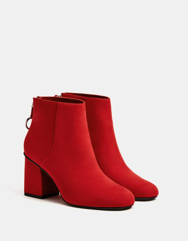 Čizmice na petu s prstenom kao detaljem, Bershka, 199,90 kuna