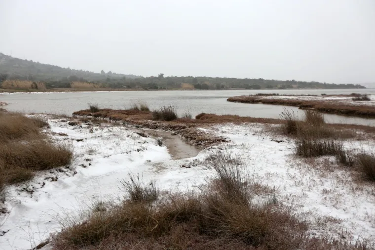 Tisno - Niske temperature u kombinaciji s jakom orkanskom burom zaledile su more u uvali Ivinj.