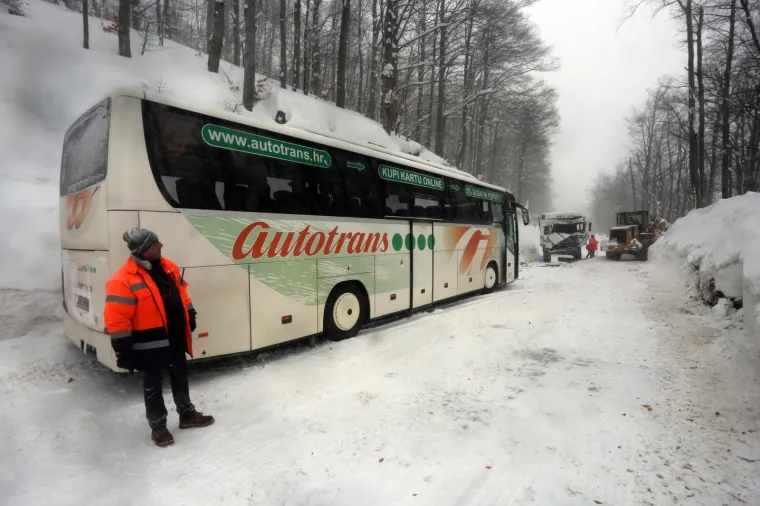 TE&Scaron;KA PROMETNA NA STAROJ CESTI RIJEKA-ZAGREB: Sudarili se autobus i kamion, vi&scaron;e ljudi je ozlijeđeno