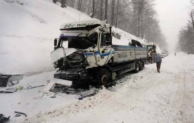 TE&Scaron;KA PROMETNA NA STAROJ CESTI RIJEKA-ZAGREB: Sudarili se autobus i kamion, vi&scaron;e ljudi je ozlijeđeno