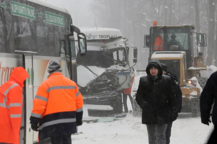 TE&Scaron;KA PROMETNA NA STAROJ CESTI RIJEKA-ZAGREB: Sudarili se autobus i kamion, vi&scaron;e ljudi je ozlijeđeno