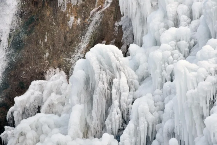 Nevjerojatni prizori: izuzetno niske temperature zaledile slap Krčić