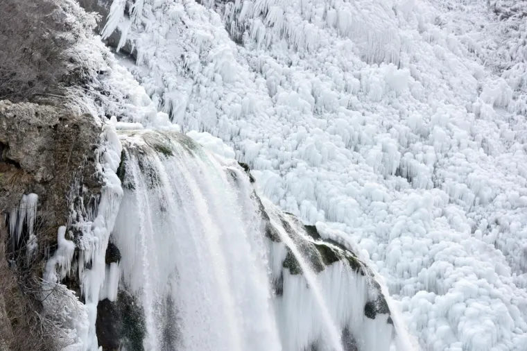 Nevjerojatni prizori: izuzetno niske temperature zaledile slap Krčić