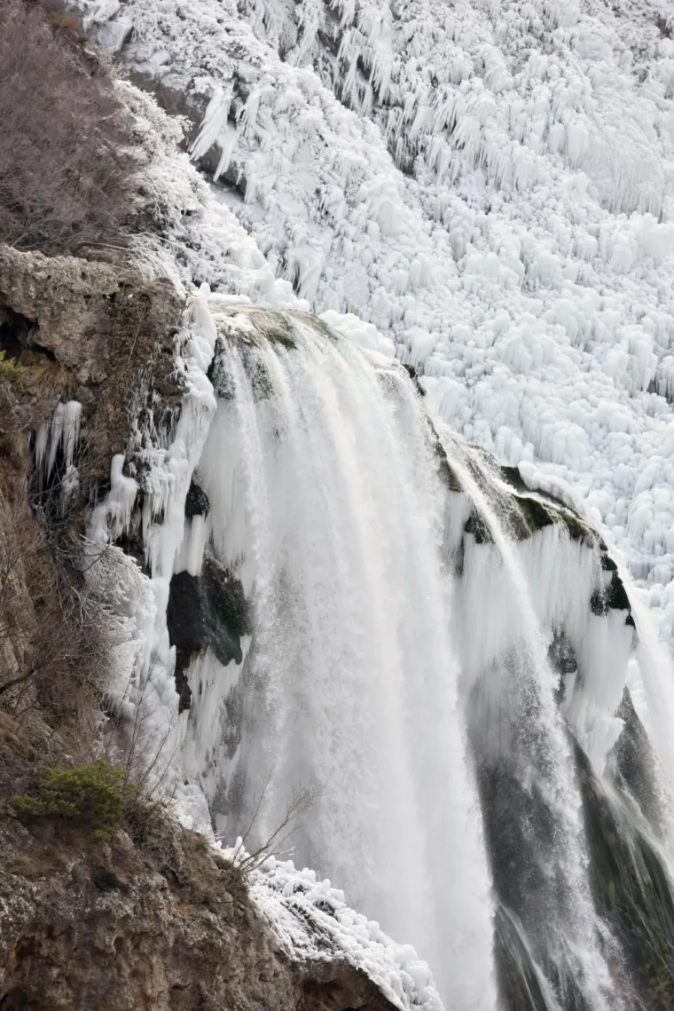 Nevjerojatni prizori: izuzetno niske temperature zaledile slap Krčić