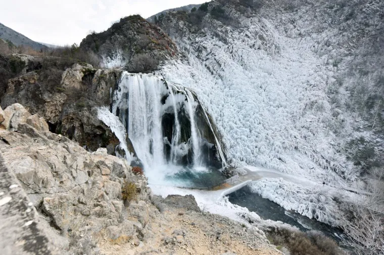 Nevjerojatni prizori: izuzetno niske temperature zaledile slap Krčić