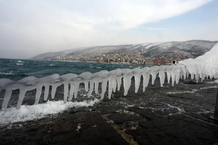 POLARNA ZIMA ZALEDILA SLAPOVE I MORE: Pogledajte senzacionalne fotografije hrvatskih prirodnih ljepota okovanih ledom