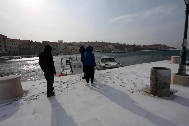 POLARNA ZIMA ZALEDILA SLAPOVE I MORE: Pogledajte senzacionalne fotografije hrvatskih prirodnih ljepota okovanih ledom