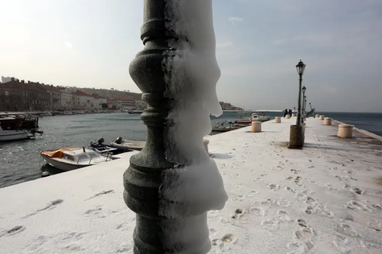 POLARNA ZIMA ZALEDILA SLAPOVE I MORE: Pogledajte senzacionalne fotografije hrvatskih prirodnih ljepota okovanih ledom