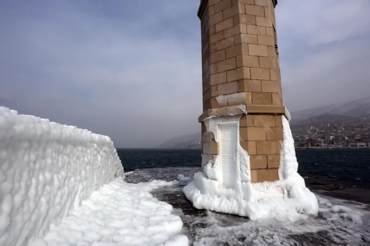 POLARNA ZIMA ZALEDILA SLAPOVE I MORE: Pogledajte senzacionalne fotografije hrvatskih prirodnih ljepota okovanih ledom