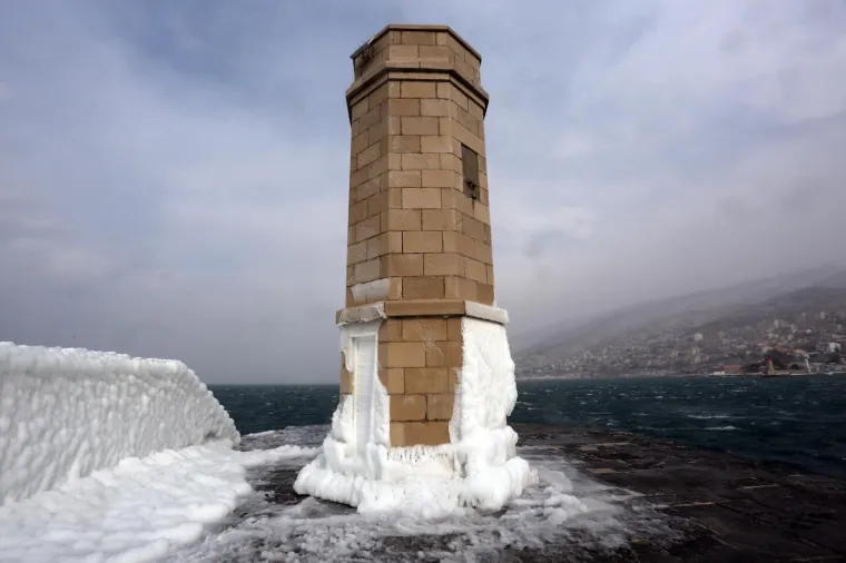 POLARNA ZIMA ZALEDILA SLAPOVE I MORE: Pogledajte senzacionalne fotografije hrvatskih prirodnih ljepota okovanih ledom