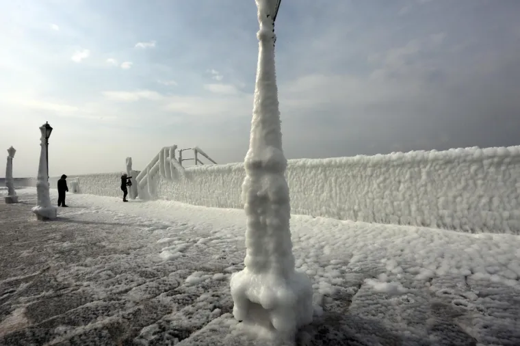 POLARNA ZIMA ZALEDILA SLAPOVE I MORE: Pogledajte senzacionalne fotografije hrvatskih prirodnih ljepota okovanih ledom