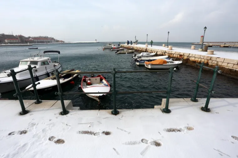 POLARNA ZIMA ZALEDILA SLAPOVE I MORE: Pogledajte senzacionalne fotografije hrvatskih prirodnih ljepota okovanih ledom