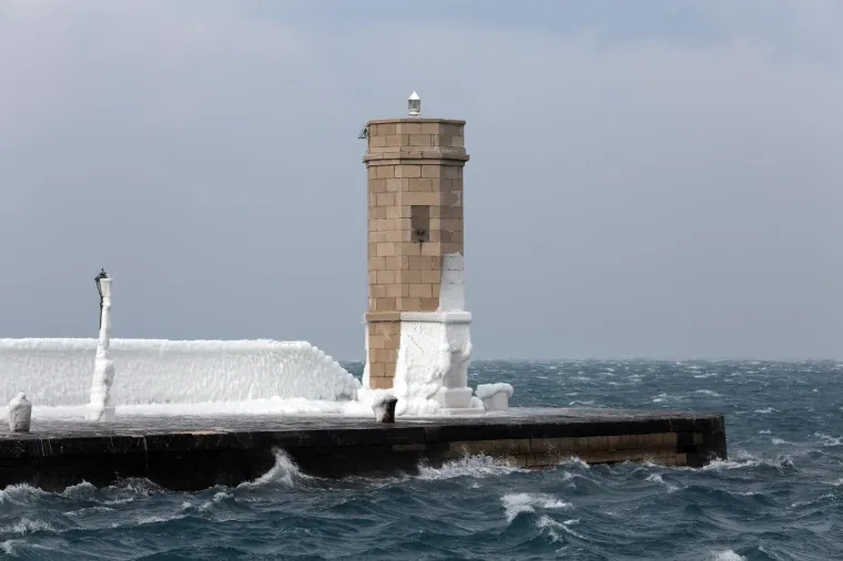 POLARNA ZIMA ZALEDILA SLAPOVE I MORE: Pogledajte senzacionalne fotografije hrvatskih prirodnih ljepota okovanih ledom