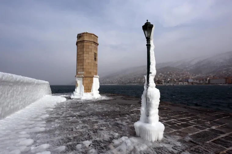 POLARNA ZIMA ZALEDILA SLAPOVE I MORE: Pogledajte senzacionalne fotografije hrvatskih prirodnih ljepota okovanih ledom