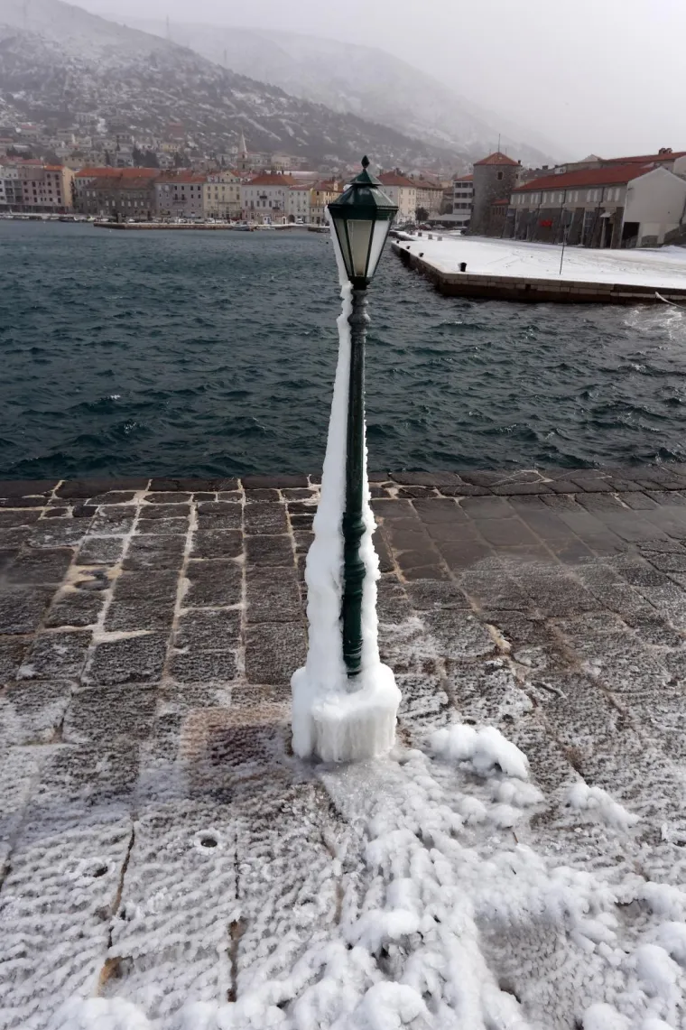 POLARNA ZIMA ZALEDILA SLAPOVE I MORE: Pogledajte senzacionalne fotografije hrvatskih prirodnih ljepota okovanih ledom