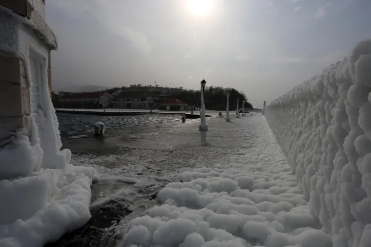 POLARNA ZIMA ZALEDILA SLAPOVE I MORE: Pogledajte senzacionalne fotografije hrvatskih prirodnih ljepota okovanih ledom