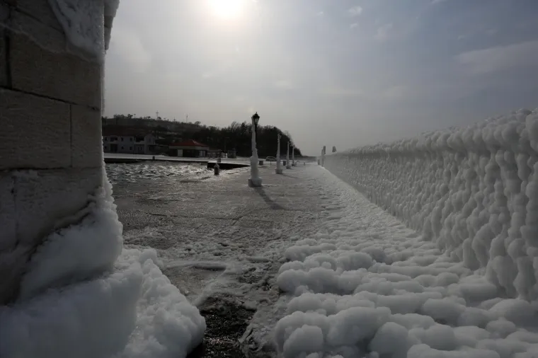 Senj - Snijeg i zaleđeno more na rivi.  Photo: Goran Kovacic/PIXSELL