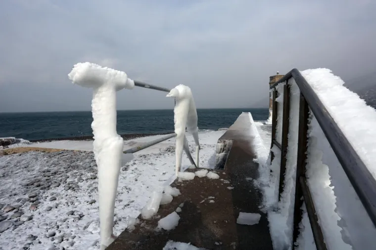POLARNA ZIMA ZALEDILA SLAPOVE I MORE: Pogledajte senzacionalne fotografije hrvatskih prirodnih ljepota okovanih ledom