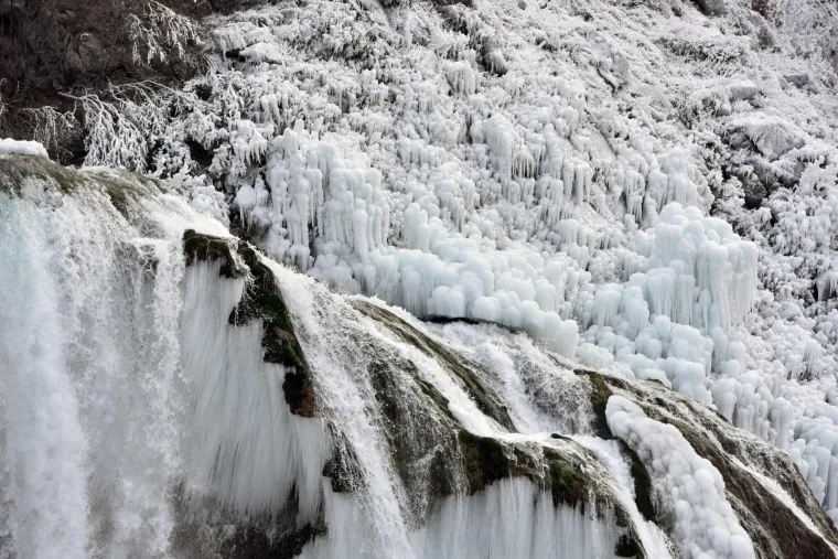 POLARNA ZIMA ZALEDILA SLAPOVE I MORE: Pogledajte senzacionalne fotografije hrvatskih prirodnih ljepota okovanih ledom