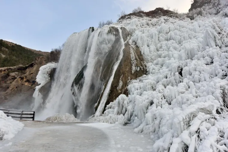 Zbog izuzetno niskih temperatura koje su tijekom noći pogodile Hrvatsku i atraktivni slap Krčić koji se nalazi iza Knina većim djelom je zaleđen. Slap Krčić je 22 metara visok vodopad na sjeveru kninskog polja kojim se rijeka Krčić obru&scaron;ava u Krku. Nazivaju ga jo&scaron; i Veliki buk i Topoljski buk. Photo: Hrvoje Jelavic/PIXSELL