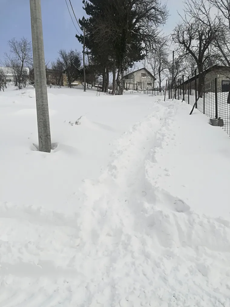 Borba sa snijegom u Loboru: te&scaron;ka mehanizacija probija cestu, nanosi snijega visoki - nekoliko metara!