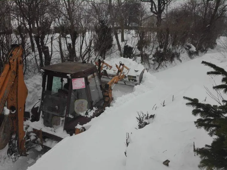 Borba sa snijegom u Loboru: te&scaron;ka mehanizacija probija cestu, nanosi snijega visoki - nekoliko metara!