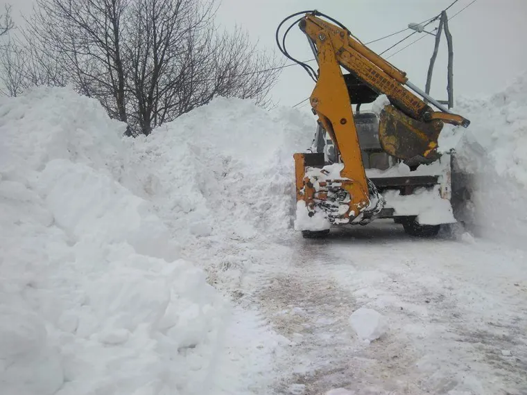 Borba sa snijegom u Loboru: te&scaron;ka mehanizacija probija cestu, nanosi snijega visoki - nekoliko metara!