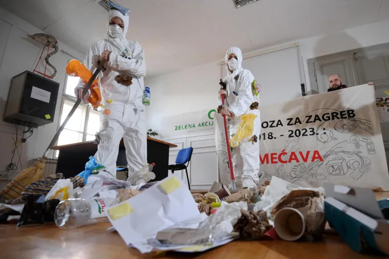 Prognoza za Zagreb? SMEĆAVA: prosvjednim performansom zatražen kvalitetan sustav odvajanja otpada