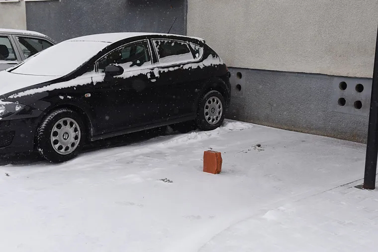 Sa snijegom krenula uzurpacija parkirnih mjesta