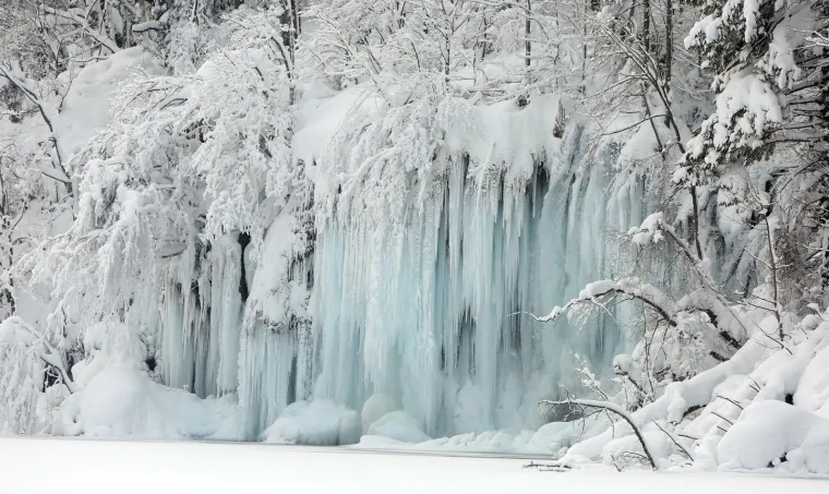 Gotovo 1,5 m snijega i temperatura od -10 ℃ stvaraju prekrasnu zimsku idilu na Plitvicama