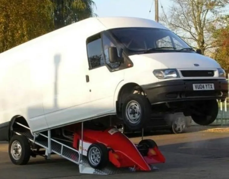 TKO JE NJIMA DAO VOZAČKU DOZVOLU? Od njihovih akrobacija u prometu boli glava, ne želite se voziti iza njih