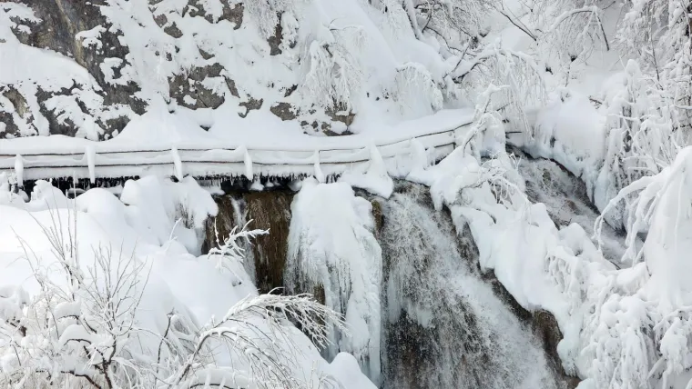 Snijeg je napadao i na Plitvičkim jezerima te stvorio prizor zimske idile koji je odu&scaron;evio turiste. Njima doživljaj nije pokvarila niti činjenica da su neki slapovi nedostupni zbog gotovo metar i pol napadalog snijega. Prizore zimske idile pogledajte u nastavku.