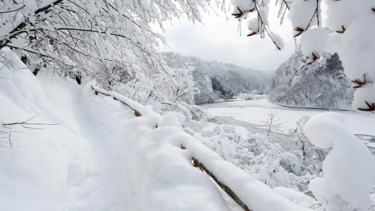 SPEKTAKULARAN PRIZOR ZALEĐENIH PLITVIČKIH JEZERA ODU&Scaron;EVIO TURISTE: Ovako izgleda prava zimska idila...