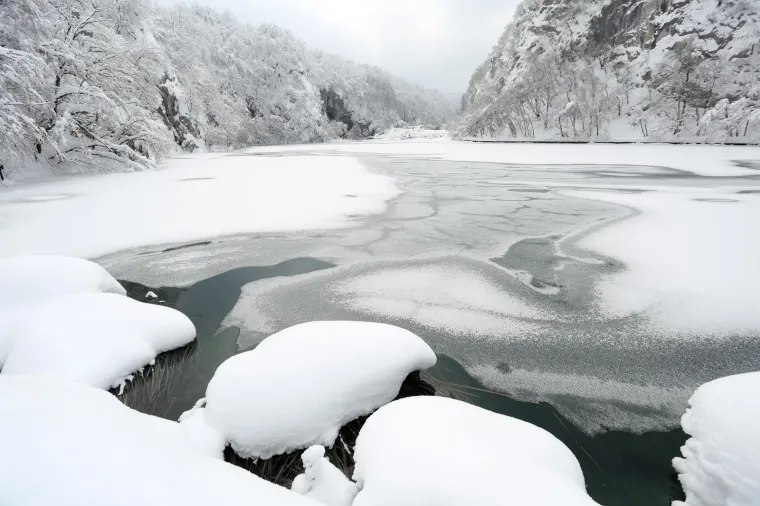 SPEKTAKULARAN PRIZOR ZALEĐENIH PLITVIČKIH JEZERA ODU&Scaron;EVIO TURISTE: Ovako izgleda prava zimska idila...