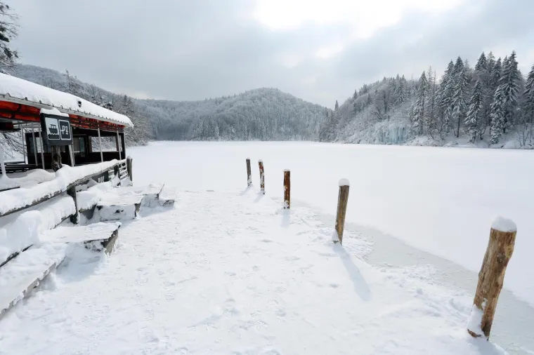 SPEKTAKULARAN PRIZOR ZALEĐENIH PLITVIČKIH JEZERA ODU&Scaron;EVIO TURISTE: Ovako izgleda prava zimska idila...