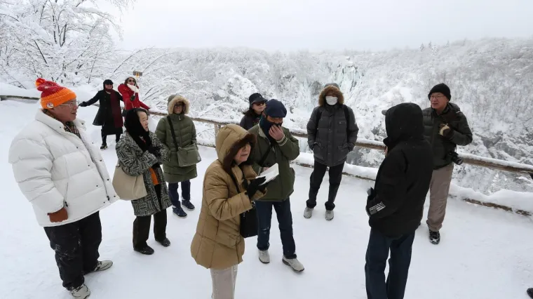 SPEKTAKULARAN PRIZOR ZALEĐENIH PLITVIČKIH JEZERA ODU&Scaron;EVIO TURISTE: Ovako izgleda prava zimska idila...