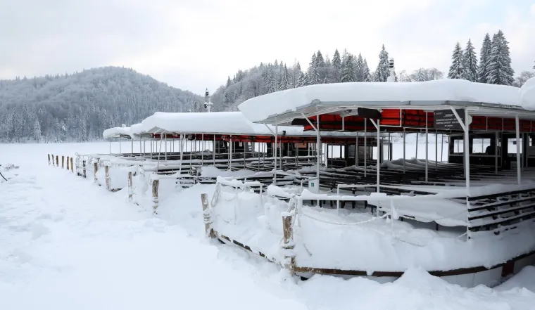 SPEKTAKULARAN PRIZOR ZALEĐENIH PLITVIČKIH JEZERA ODU&Scaron;EVIO TURISTE: Ovako izgleda prava zimska idila...