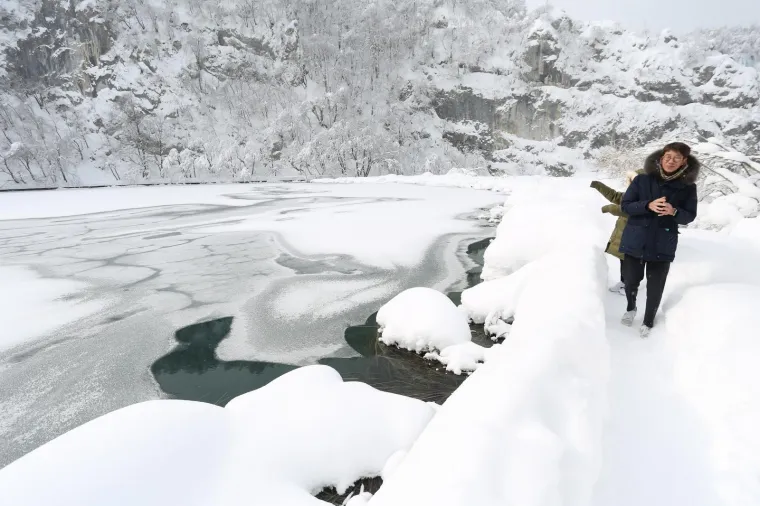 SPEKTAKULARAN PRIZOR ZALEĐENIH PLITVIČKIH JEZERA ODU&Scaron;EVIO TURISTE: Ovako izgleda prava zimska idila...