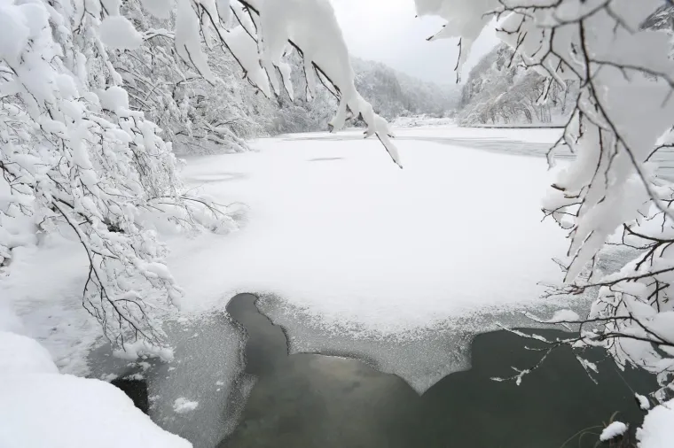 SPEKTAKULARAN PRIZOR ZALEĐENIH PLITVIČKIH JEZERA ODU&Scaron;EVIO TURISTE: Ovako izgleda prava zimska idila...